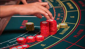 Platform son4d menampilkan kasino langsung dengan dealer dan tabel taruhan olahraga